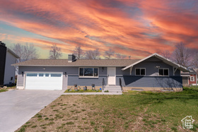Photo 3 for 481 E Laurelwood Dr