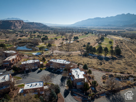 Photo 4 for 3246 E Fairway Loop