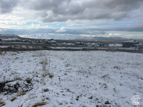 350 E Meadow Lark Ln MLS #2070852