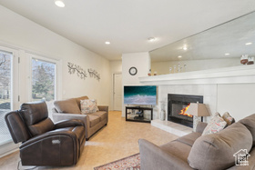 Photo 4 for 1367 W Settlement Dr