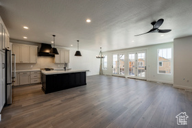 Photo 3 for 6002 N Fairview Dr #226