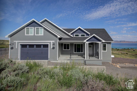 Photo 2 for 728 Loveland Ln