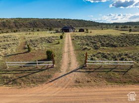Photo 4 for 46071 W Thunder Ridge Rd
