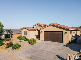 Photo 2 for 579 N Staci Dr