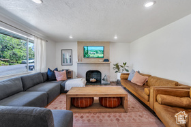 Photo 3 for 2040 N Oakcrest Ter