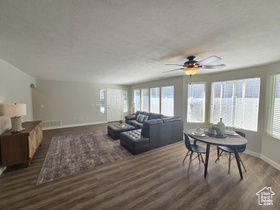 Photo 5 for 1118 W Autumn Leaf Ln