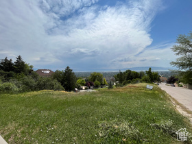 1022 E Hillside Dr MLS #2094891