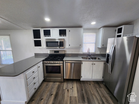 Photo 3 for 208 E Crescentwood Dr