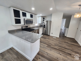 Photo 4 for 208 E Crescentwood Dr