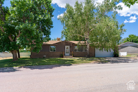 Photo 2 for 481 W Oak Crest Dr
