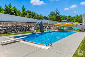 Photo 3 for 135 W Cove Dr