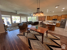 Photo 4 for 1042 W Hillview Dr