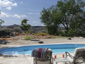 Photo 3 for 1215 W Emerald Dr