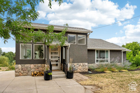Photo 3 for 1043 S Oxford Cir