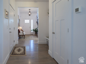 Photo 4 for 920 E Queensmill Ln