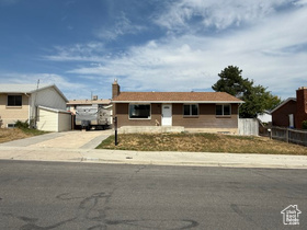 Photo 4 for 5032 W Highwood Dr