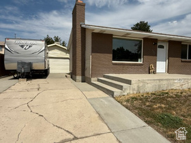 Photo 3 for 5032 W Highwood Dr