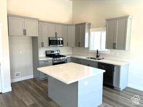 Photo 3 for 1226 N Berra Blvd