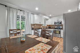 Photo 3 for 3305 W Kingsbrook Ave