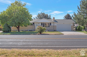 Photo 2 for 3746 S Parker Dr