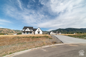 Photo 3 for 2288 N Lincoln Ln #A/B