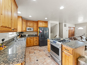 Photo 4 for 820 Locust Ln