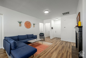 Photo 5 for 329 N Greenwich Dr