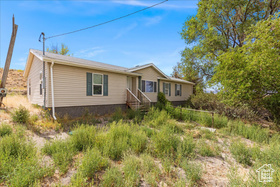 Photo 2 for 421 W Larson Rd