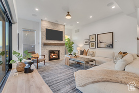 Photo 2 for 1701 W Oakridge Cir