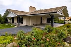 Photo 3 for 349 Crestview Dr