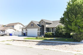 Photo 3 for 1129 S Apricot Cir