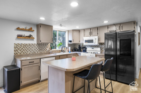 Photo 3 for 2480 Oakridge Dr