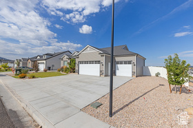 Photo 3 for 203 N Strathmore Ln
