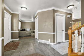 Photo 3 for 74 Canterbury Cir