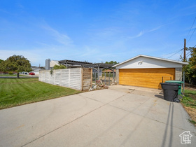 Photo 3 for 5597 S Hillside Dr