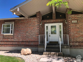 Photo 3 for 2131 S Mountain Vista Ln