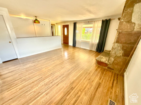 Photo 4 for 1358 E Maplewood Cir