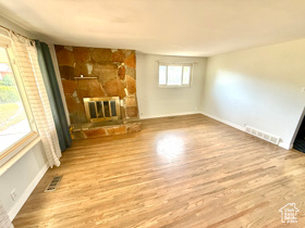 Photo 5 for 1358 E Maplewood Cir