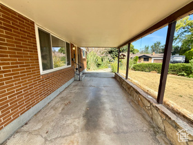 Photo 3 for 1358 E Maplewood Cir