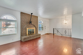Photo 3 for 3916 S Hawkeye Dr
