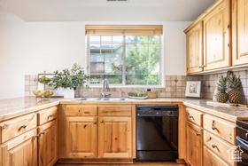 Photo 3 for 6042 N Fox Point Cir #C1