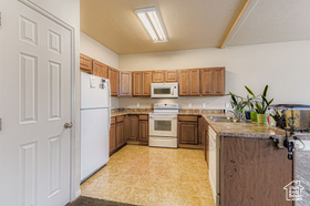Photo 3 for 773 W Club Oaks Dr