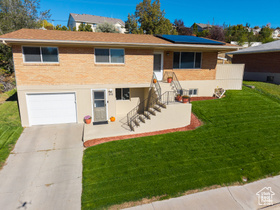 Photo 3 for 816 Park Ln