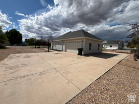 Photo 3 for 207 S Stonegate Dr