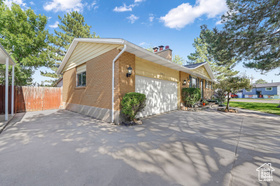 Photo 3 for 5331 Queenswood Dr
