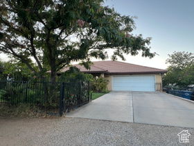 Photo 3 for 865 N Lava Flow Dr