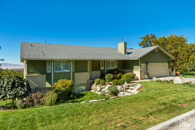 Photo 2 for 358 Eastoaks Dr