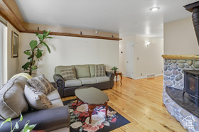 Photo 3 for 1427 E Sheridan Dr
