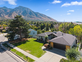 Photo 2 for 3554 E Suniland Cir