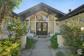 Photo 3 for 3554 E Suniland Cir